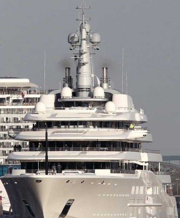 试航的“日蚀号”停靠在德国汉堡码头 试航的“日蚀号”停靠在德国汉堡码头