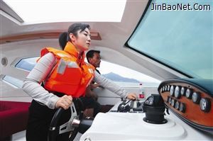 一名女学员在监考官的注视下操作游艇 记者 高远 摄